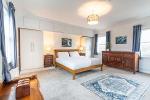 Central Stamford Apartment - Very Spacious