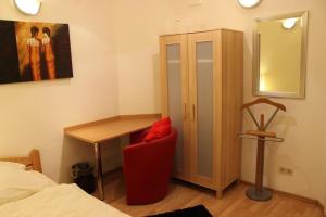 BudgetRooms - souterrain-private rooms & kitchen