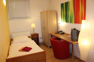 BudgetRooms - souterrain-private rooms & kitchen