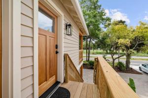 The Floridian Suite l Heated Pool l Walk to DNTN