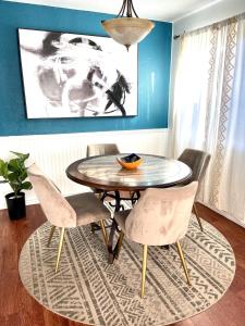 Townhome with Dedicated Workspace, WIFI, Garage