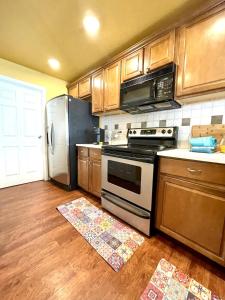 Townhome with Dedicated Workspace, WIFI, Garage