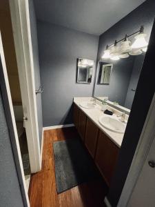 Townhome with Dedicated Workspace, WIFI, Garage