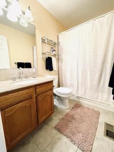 Townhome with Dedicated Workspace, WIFI, Garage