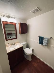Townhome with Dedicated Workspace, WIFI, Garage