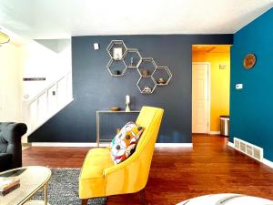 Townhome with Dedicated Workspace, WIFI, Garage