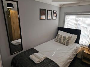 Spacious 3-Bedroom Semi Detached House By Homebird Property Management Short Lets & Serviced Accommodation Leeds With Private Parking & Garden