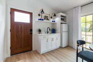 The Augustine Suite l Heated Pool l Walk to DNTN