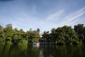 Scenery River Star Hotel