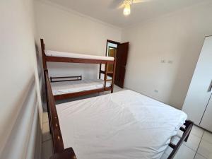 Sobrado em condominio a 200 mts da Praia