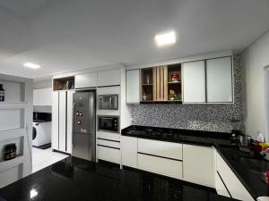 Casa com piscina e 04 suítes e linda vista para toda a cidade