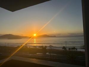 Cobertura Duplex frente Praia Massaguaçu 6 pessoas com vista e piscina