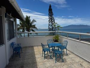 Cobertura Duplex frente Praia Massaguaçu 6 pessoas com vista e piscina