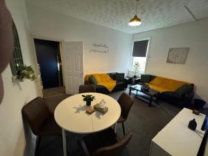 5 Min Drive To City Centre 3 Bedrooms Free Parking