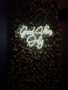 5 Min Drive To City Centre 3 Bedrooms Free Parking