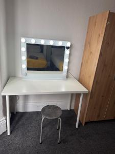 5 Min Drive To City Centre 3 Bedrooms Free Parking