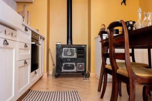 Elegant 3BR TownHouse w En-Suite Baths – Mouraria | By Airnest