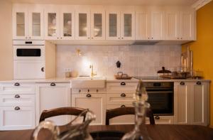 Elegant 3BR TownHouse w En-Suite Baths – Mouraria | By Airnest