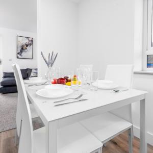 Stylish 2 Bed Apartment - Balcony - Private Parking - Netflix 4MC