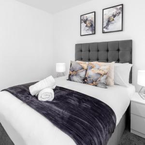 Stylish 2 Bed Apartment - Balcony - Private Parking - Netflix 4MC