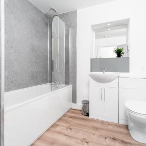 Stylish 2 Bed Apartment - Balcony - Private Parking - Netflix 4MC