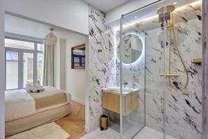 Apartment Centre de Paris by Studio prestige