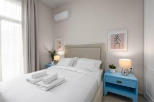 AnT-one Designer Neo-Classical Apartment in Prime Downtown Location - Sleeps 8