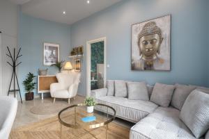 AnT-one Designer Neo-Classical Apartment in Prime Downtown Location - Sleeps 8