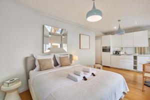 Studio Eiffel Tower by Studio prestige