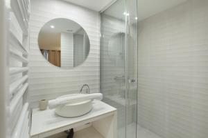 Apartment center of Paris by Studio prestige