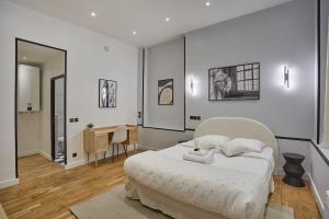 Apartment Center of Paris by Studio prestige