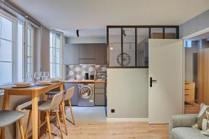 Apartment Louvre Museum by Studio prestige