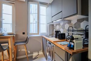 Apartment Louvre Museum by Studio prestige