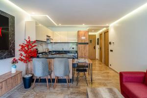 Modern 1BR , Balcony & WiFi & 2min Eden
