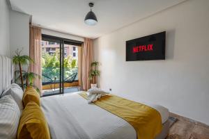 Modern 1BR , Balcony & WiFi & 2min Eden