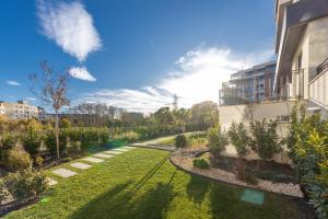 Stylish 1BR Flat Garden Balcony Parking