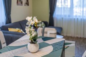 Stylish 1BR Flat Garden Balcony Parking