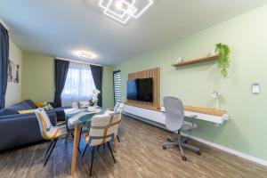 Stylish 1BR Flat Garden Balcony Parking