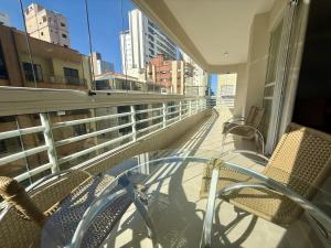 Apto amplo com 3 quartos na Quadra Mar em MEIA PRAIA