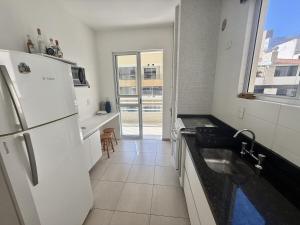 Apto amplo com 3 quartos na Quadra Mar em MEIA PRAIA