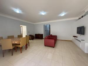 Apto amplo com 3 quartos na Quadra Mar em MEIA PRAIA