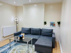 3 Bed Home Near Heathrow, Free Parking, WiFi