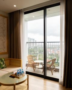 Ở Space Homestay Ecopark - Sol Room Landmark 2 - 2BR Red river view with sauna