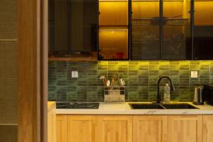 Ở Space Homestay Ecopark - Sol Room Landmark 2 - 2BR Red river view with sauna