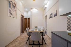 3 bedrooms bright apartment in the heart of the city free parking upon reservation