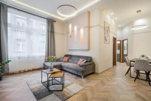 3 bedrooms bright apartment in the heart of the city free parking upon reservation