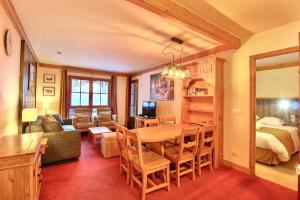 ARC 1950 - Appartement 6 personnes - Départ ski aux pieds - Sauna, Hammam, Jacuzzi, Piscine chauffée