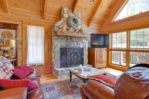 1 Mi to Lake Tillery: Outdoor Retreat w Hot Tub!