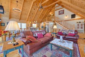 1 Mi to Lake Tillery: Outdoor Retreat w Hot Tub!