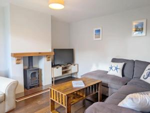 Pickleberry Cottage - Close to sandy beach